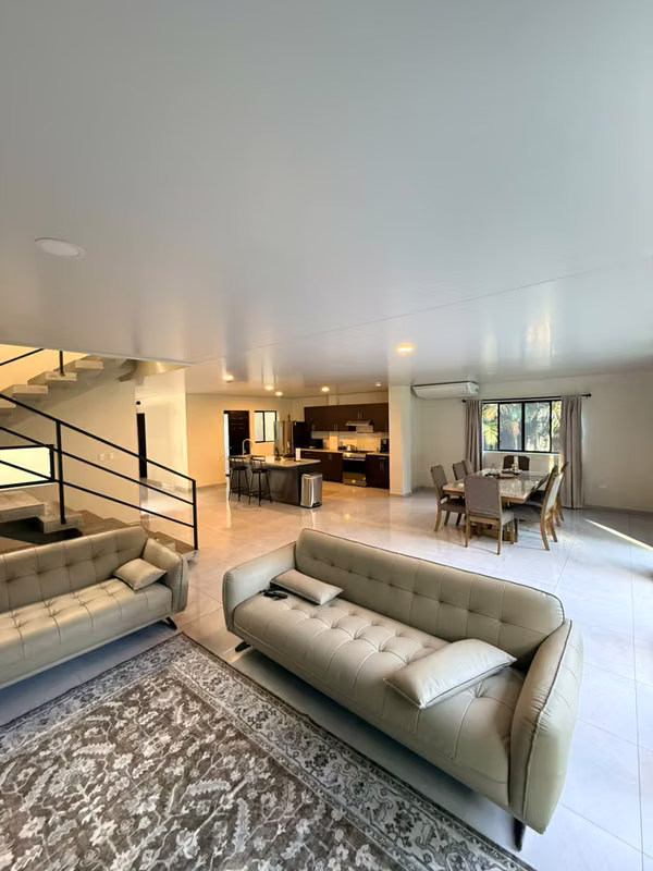 SE VENDE CASA ESCALON MODERNA COMO NUEVA, TOTALMENTE AMUEBLADA, 3 HABITACIONES CADA UNA CON BAÑO Y ESTUDIO CON BAÑO COMP