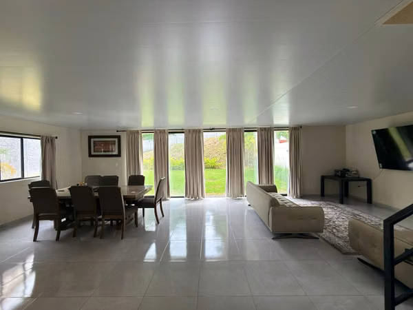 SE VENDE CASA ESCALON MODERNA COMO NUEVA, TOTALMENTE AMUEBLADA, 3 HABITACIONES CADA UNA CON BAÑO Y ESTUDIO CON BAÑO COMP