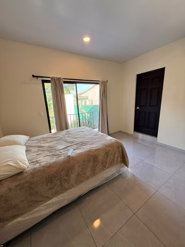 SE VENDE CASA ESCALON MODERNA COMO NUEVA, TOTALMENTE AMUEBLADA, 3 HABITACIONES CADA UNA CON BAÑO Y ESTUDIO CON BAÑO COMP