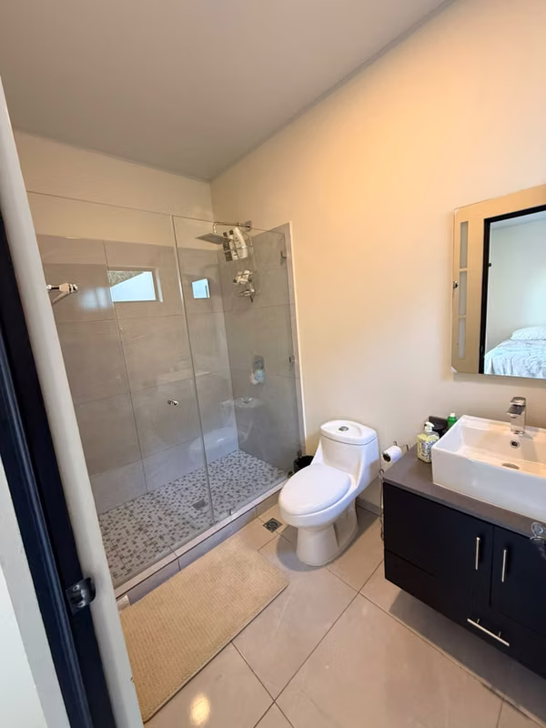 SE VENDE CASA ESCALON MODERNA COMO NUEVA, TOTALMENTE AMUEBLADA, 3 HABITACIONES CADA UNA CON BAÑO Y ESTUDIO CON BAÑO COMP
