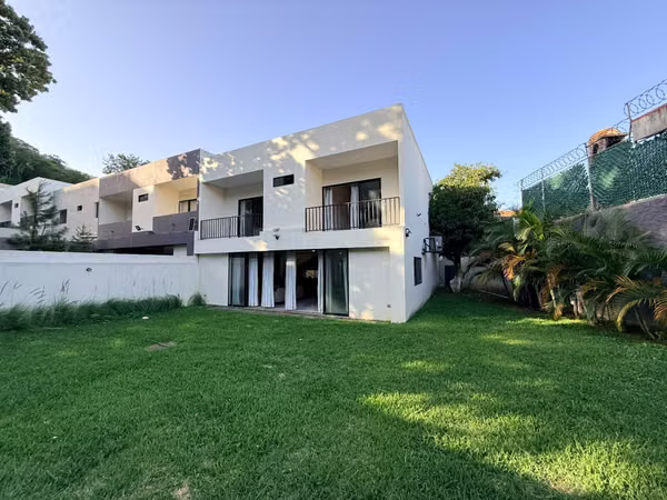 SE VENDE CASA ESCALON MODERNA COMO NUEVA, TOTALMENTE AMUEBLADA, 3 HABITACIONES CADA UNA CON BAÑO Y ESTUDIO CON BAÑO COMP