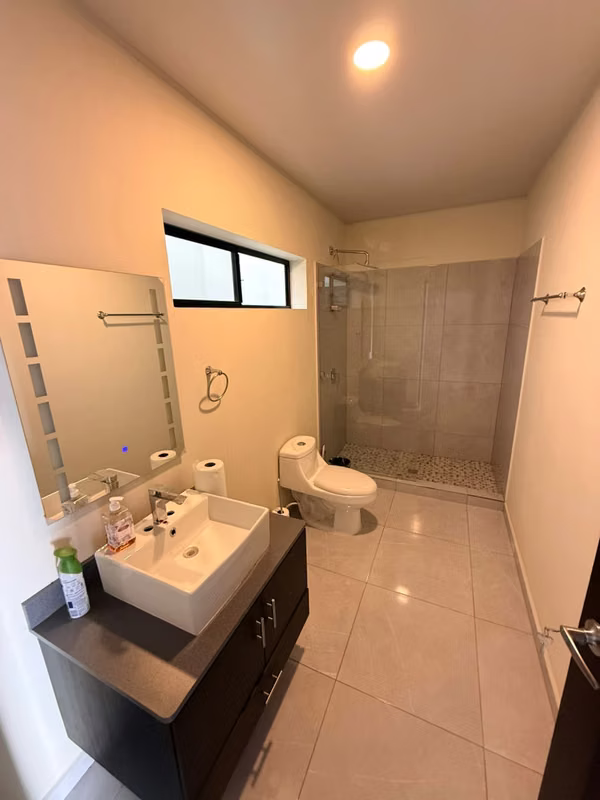 SE VENDE CASA ESCALON MODERNA COMO NUEVA, TOTALMENTE AMUEBLADA, 3 HABITACIONES CADA UNA CON BAÑO Y ESTUDIO CON BAÑO COMP