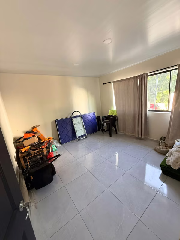 SE VENDE CASA ESCALON MODERNA COMO NUEVA, TOTALMENTE AMUEBLADA, 3 HABITACIONES CADA UNA CON BAÑO Y ESTUDIO CON BAÑO COMP