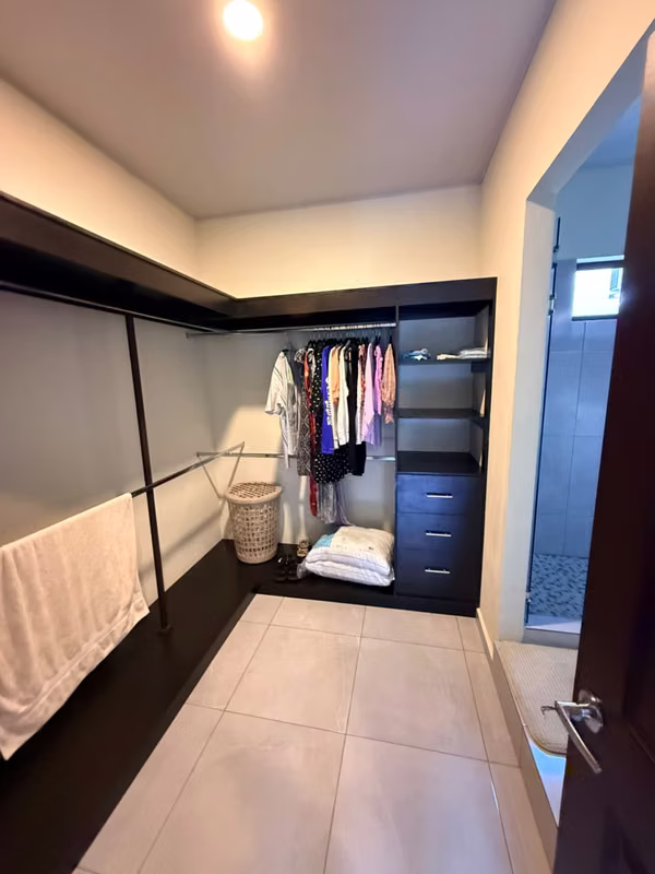 SE VENDE CASA ESCALON MODERNA COMO NUEVA, TOTALMENTE AMUEBLADA, 3 HABITACIONES CADA UNA CON BAÑO Y ESTUDIO CON BAÑO COMP