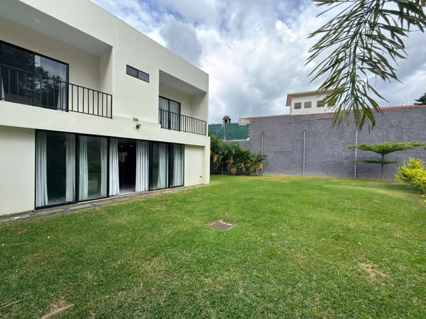 SE VENDE CASA ESCALON MODERNA COMO NUEVA, TOTALMENTE AMUEBLADA, 3 HABITACIONES CADA UNA CON BAÑO Y ESTUDIO CON BAÑO COMP