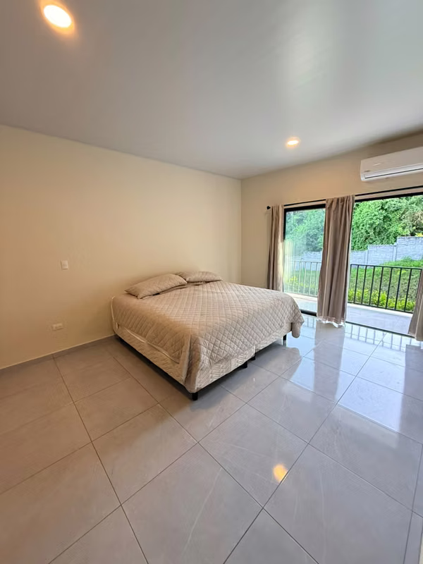 SE VENDE CASA ESCALON MODERNA COMO NUEVA, TOTALMENTE AMUEBLADA, 3 HABITACIONES CADA UNA CON BAÑO Y ESTUDIO CON BAÑO COMP