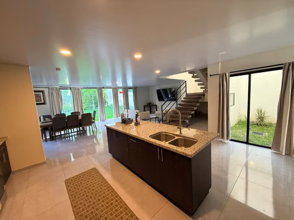 SE VENDE CASA ESCALON MODERNA COMO NUEVA, TOTALMENTE AMUEBLADA, 3 HABITACIONES CADA UNA CON BAÑO Y ESTUDIO CON BAÑO COMP