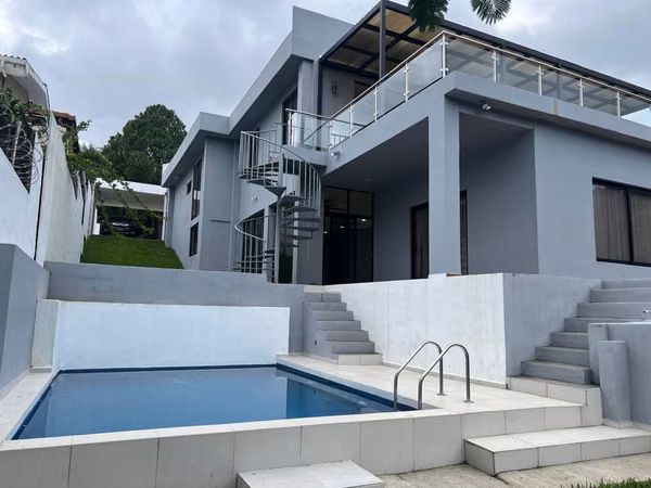 SE VENDE O SE ALQUILA CASA RESIDENCIAL LA MONTAÑA II, SANTA TECLA, MODERNA A ESTRENAR, tiene 1,825v2 de terreno y 680 mt