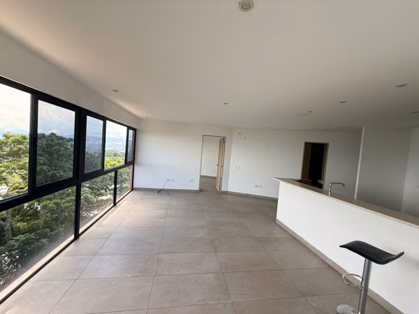 SE ALQUILA APARTAMENTO VISTAS DE MASFERRER ESCALON, SINMUEBLES -Tiene 110 mts2   -3 Habitaciones Habitación principal co