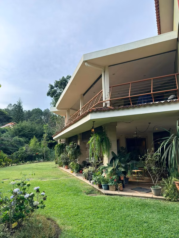 SE VENDE O SE ALQUILA CASA QUINTAS DE SANTA ELENA, tiene de terreno 3,000 v2 y 650 mts2 de construcción, 2 plantas 
