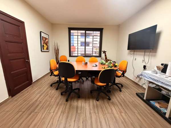 It has 225 m ², two levels, first level: kitchenette, 2 bathrooms, 6 spaces