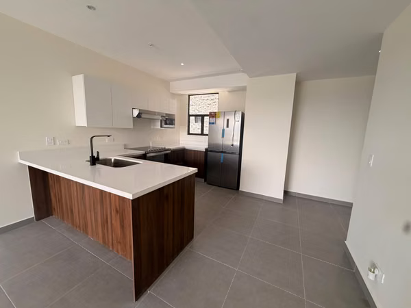  SE ALQUILA APARTAMENTO 8.VII HOMES ESCALÓN, CON LÍNEA BLANCA  * tiene 120 m² * Vestíbulo * Sala y comedor * Cocina Open