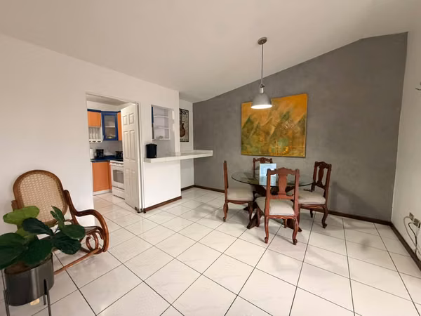 SE VENDE APARTAMENTO COLONIA ESCALÓN, a puerta cerrada, (parte media) •Área interna: 84 m² + 2 parqueos •Ubicado en terc
