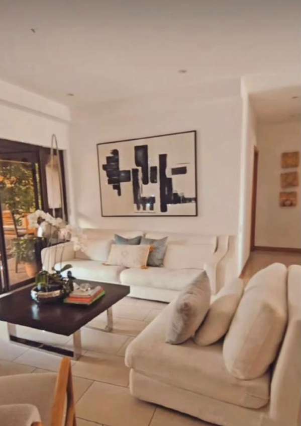 It has 160 mts2, of 2 rooms plus service area, complete