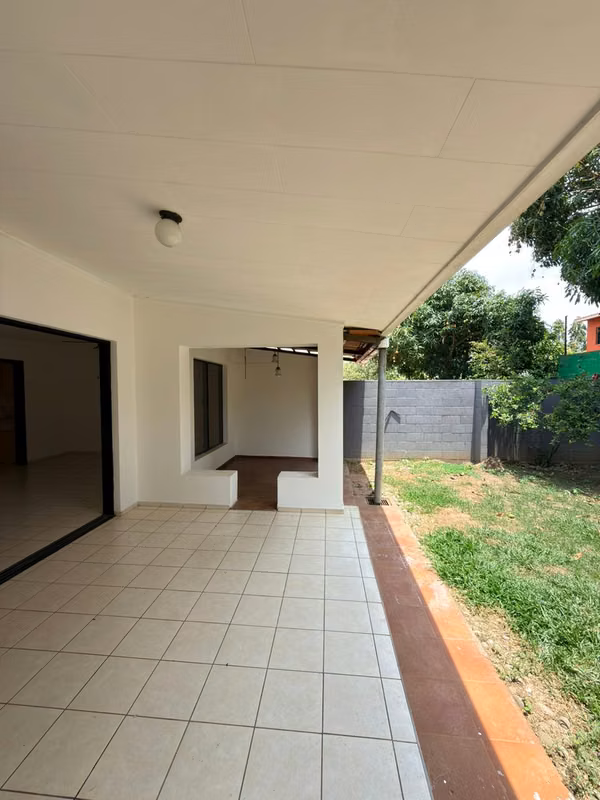 SE ALQUILA O SE VENDE CASA RESIDENCIAL MIRAMAR, de 2 plantas, cochera 2 vehículos, sala, comedor, cocina, área de servic