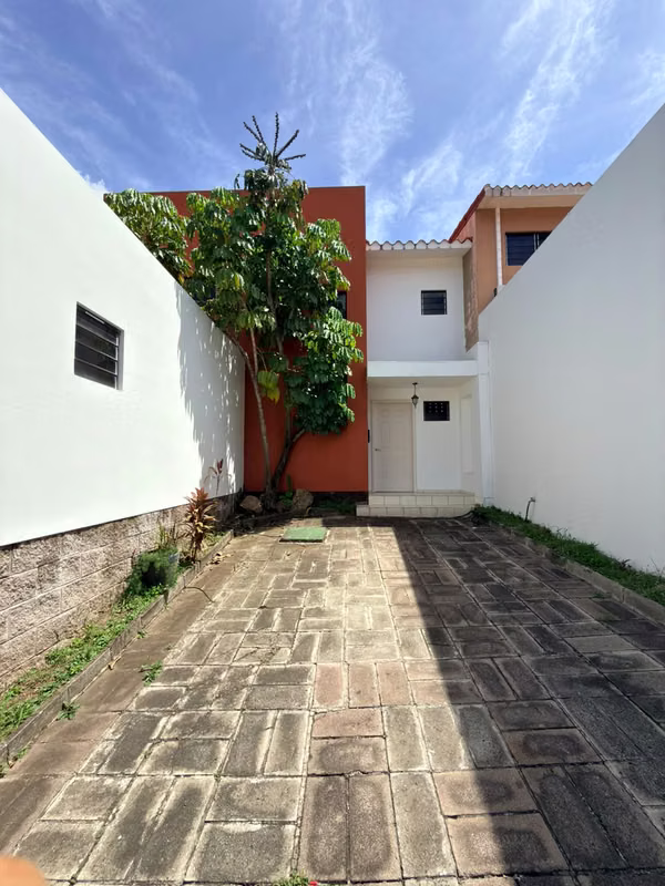 SE ALQUILA O SE VENDE CASA RESIDENCIAL MIRAMAR, de 2 plantas, cochera 2 vehículos, sala, comedor, cocina, área de servic