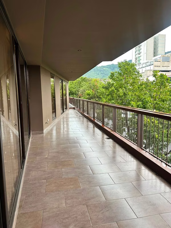 SE ALQUILA APARTAMENTO TORRE 105 CAMPESTRE, ESCALÓN Tiene 224 m² * Elegante sala con excelente amplitud * Comedor * Baño