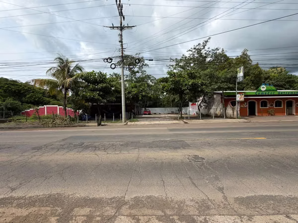 ALQUILO LOCAL COMERCIAL FRENTE GASOLINERA PUMA EL TRIUNFO 