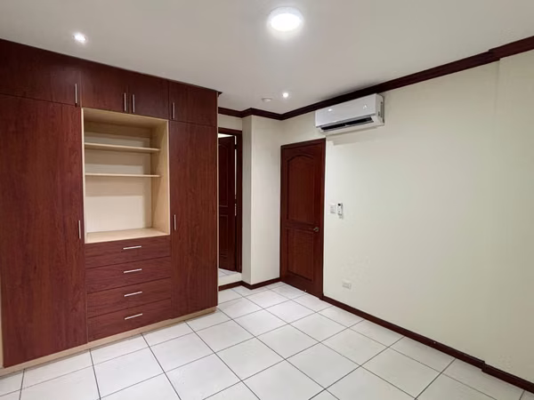ALQUILER DE APARTAMENTO DE 195 M2, SIN MUEBLES, EN PORTAL LA CASTELLANA. SAN BENITO