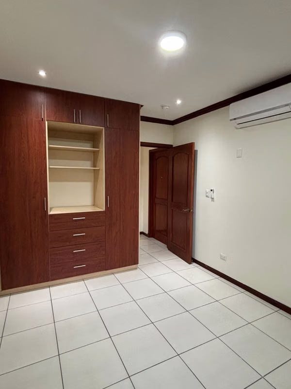 ALQUILER DE APARTAMENTO DE 195 M2, SIN MUEBLES, EN PORTAL LA CASTELLANA. SAN BENITO