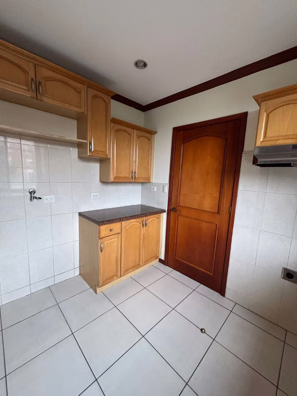 ALQUILER DE APARTAMENTO DE 195 M2, SIN MUEBLES, EN PORTAL LA CASTELLANA. SAN BENITO