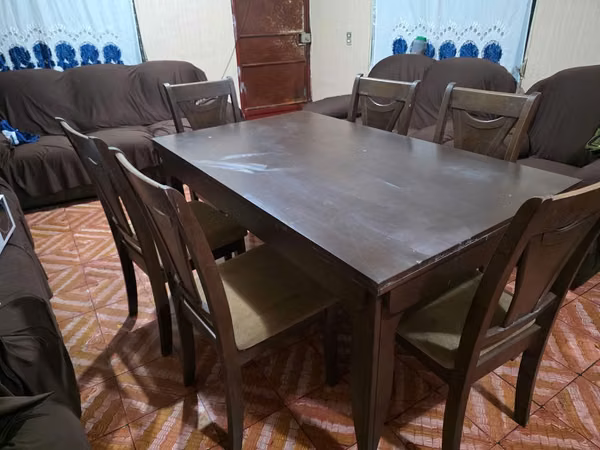 Set of wooden dining room with 6 chairs.