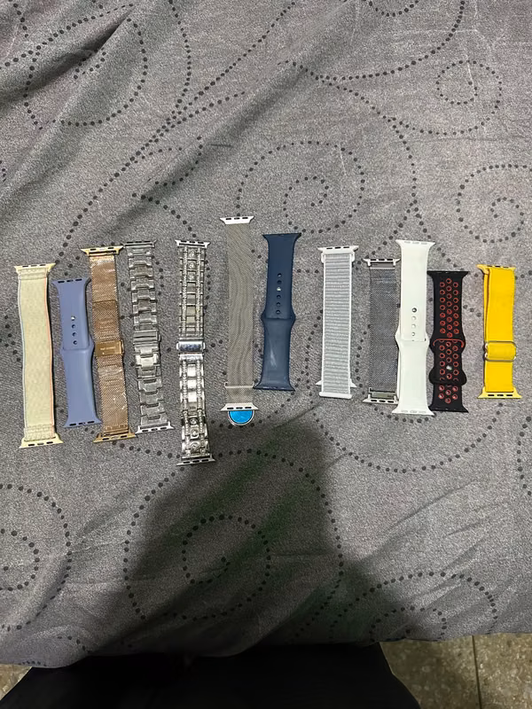 I sell Apple Watch bracelets of all sizes and colors I make deliveries for more than four bracelets to center hist