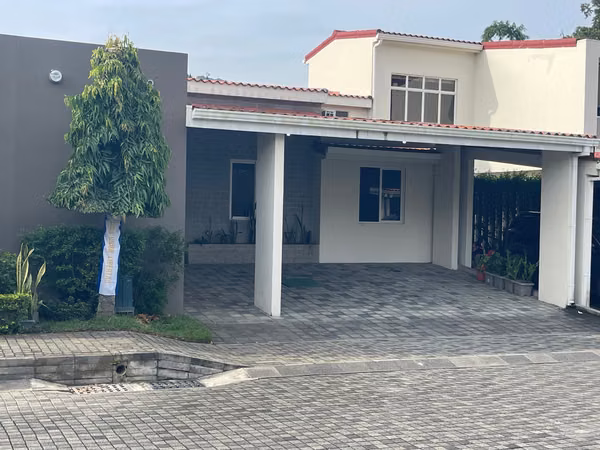 Renta de bonita casa de una planta, en Condado Sta. Rosa 2