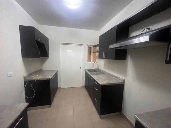 Renta de bonita casa de una planta, en Condado Sta. Rosa 2
