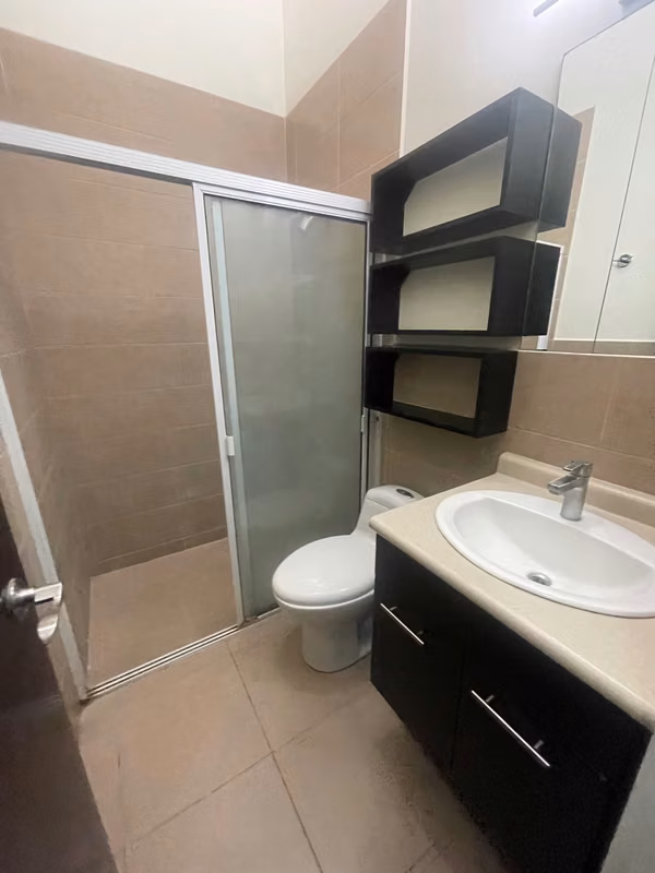 Renta de bonita casa de una planta, en Condado Sta. Rosa 2