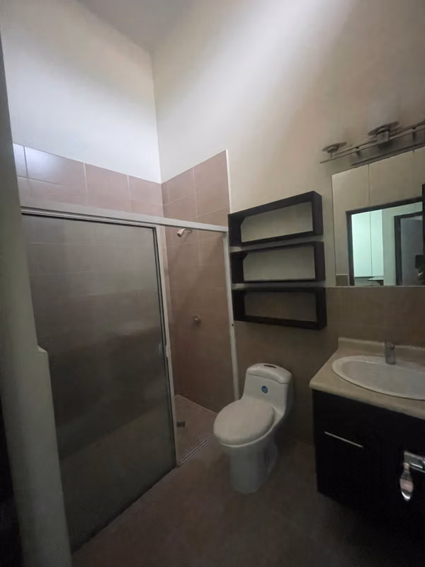 Renta de bonita casa de una planta, en Condado Sta. Rosa 2