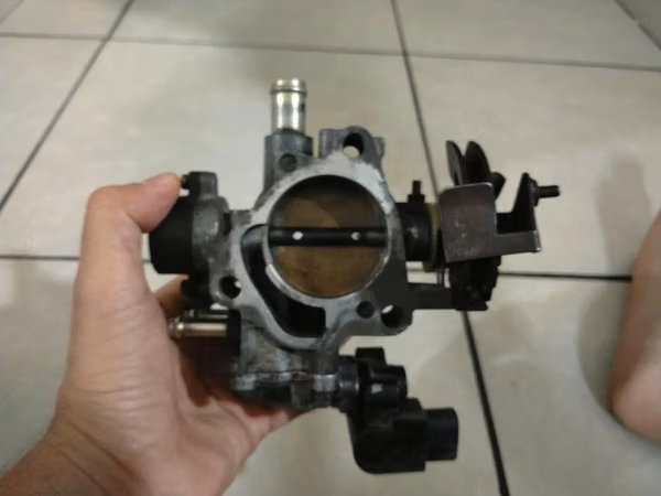 Cuello aceleración Toyota Corolla 99 motor 1zz
