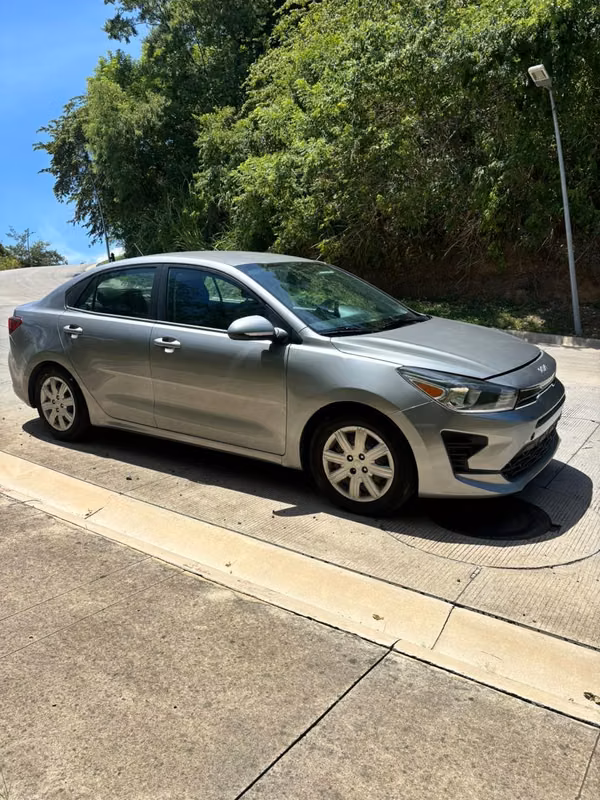 VENDO KIA RIO 2022 BOLSAS BUENAS 23,000 millas con PLACAS 