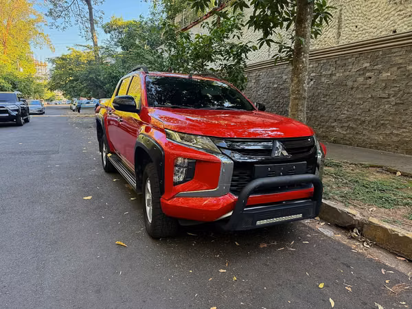 L200  SPORTERO 4x4  año 2024 de agencia garantía vigente