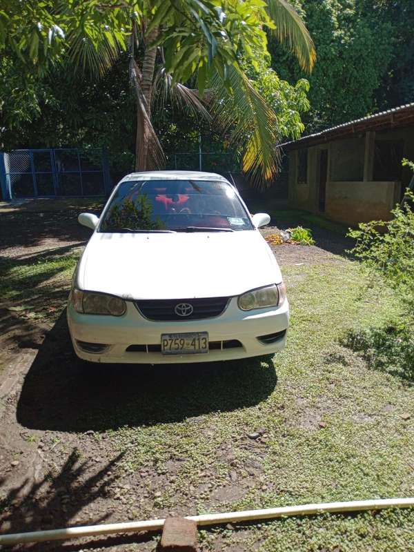 Vendo Toyota Corolla año 2000 en muy buenas condiciones es automático 