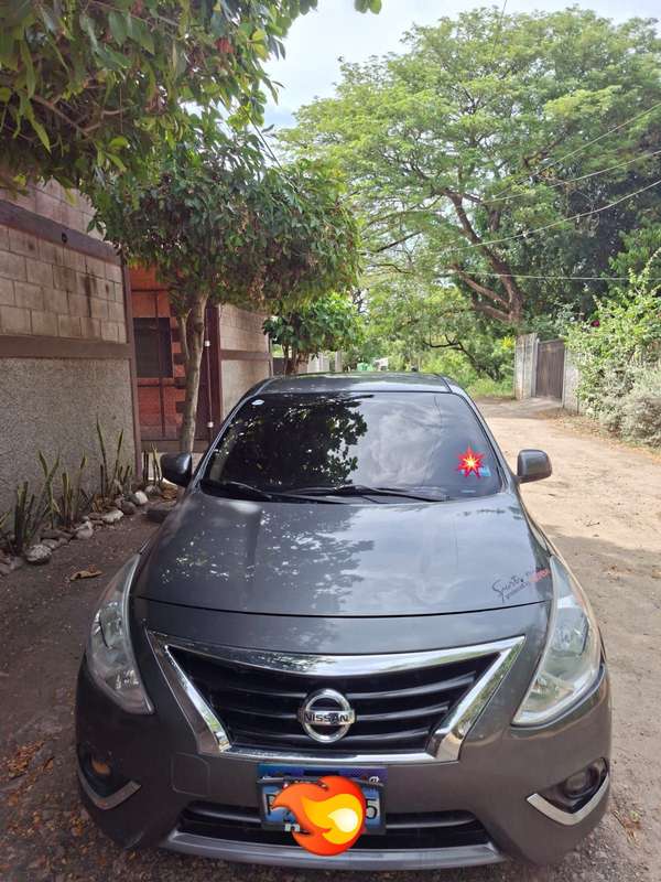 Nissan versa sv 
