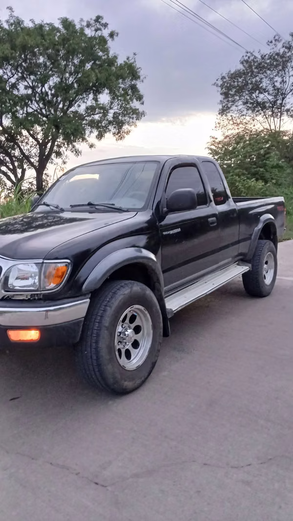 Vendo toyota tacoma 4x4 estandar con pantalla tactil motor sero fugas atoda prueva presio negociable aire a reparar 