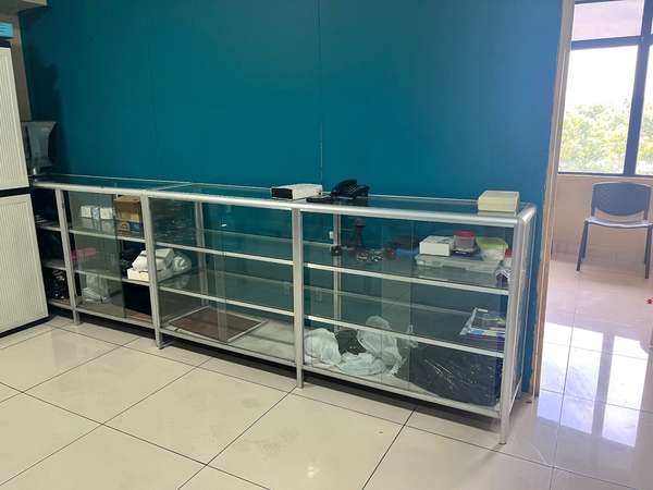 Se venden 2 vitrinas cada una a $150