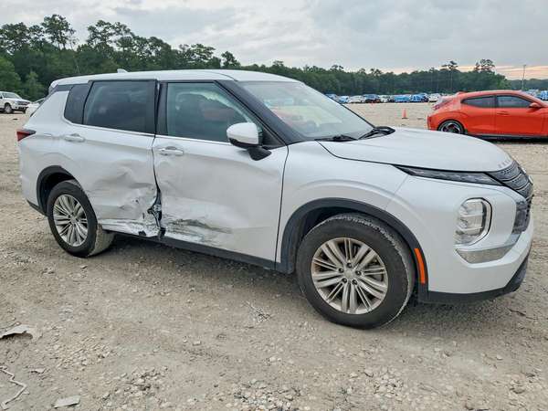 MITSUBISHI OUTLANDER ES 2023 3 FILAS