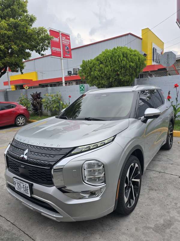  MITSUBISHI OUTLANDER SEL 2022 4x4 (S-AWD)  ¡Impecable SUV familiar de 3 filas 