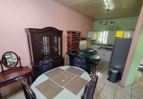 Venta de casa en Ciudad Versalles, sobre entrada principal