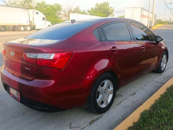 KIA RÍO 2013  Automático  4 puertas  Traspaso Directo  117 Mil Millas  Caja ATF  Aire Acondicionado Motor 1.6 