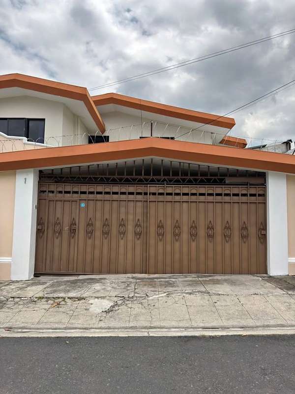 Casa en Venta en Ciudad Merliot | Jardines de la Libertad con vista al volcán.