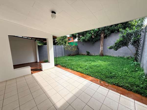  SE VENDE CASA RESIDENCIAL MIRAMAR, de 2 plantas, tiene 300 v2 de terreno y 160 mts2 de construccion, cochera 2 vehícu