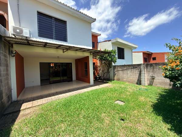  SE ALQUILA CASA MIRAMAR, de 2 plantas, tiene 300 v2 de terreno y 160 mts2 de construccion, cochera 2 vehículos, sala,