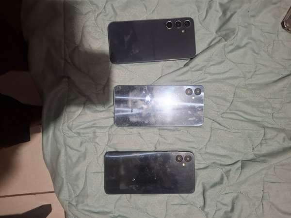 Vendo lote de celulares dañados, quebrados, pueden recuperarse algunos y otros para repuestos... 75 dolares negociables