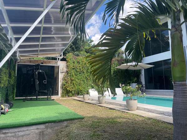  EN VENTA | CASA CON DETALLES MODERNOS Y CON AMPLIA BODEGA EN ZONA DE GRAN PLUSVALÍA 