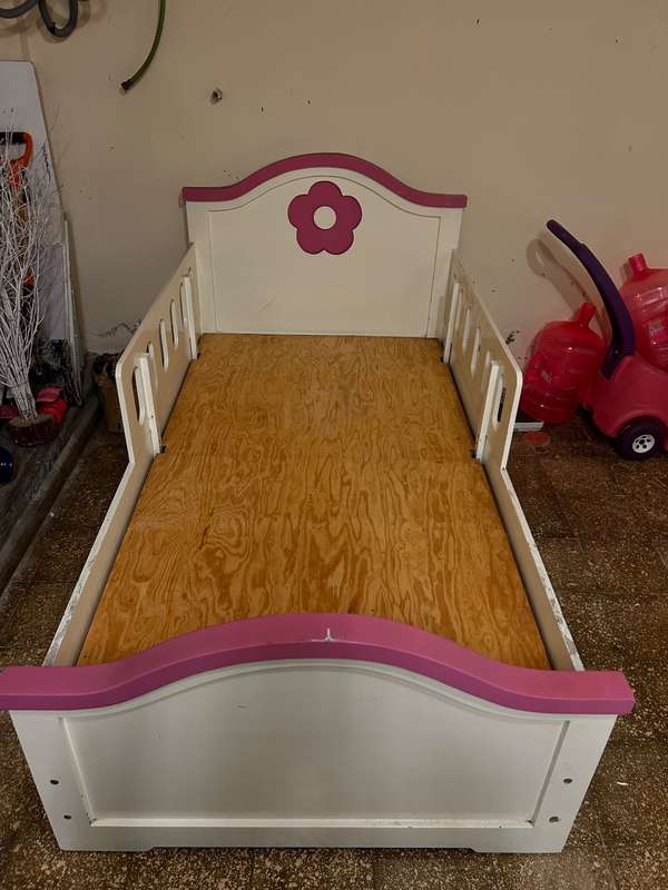 Cama de madera para niña