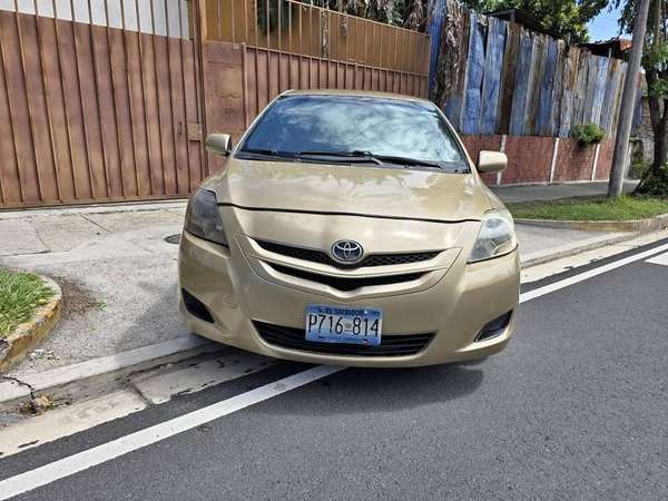 Toyota Yaris Automático Eléctrico Año 2012