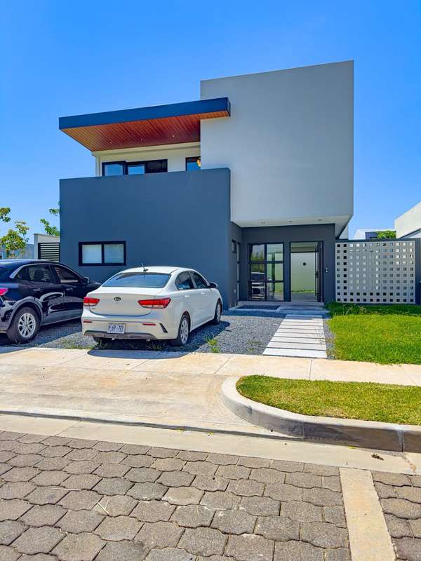 CASA NUEVA / NUEVO CUSCATLAN/ ZONA ALTA PLUSVALÍA